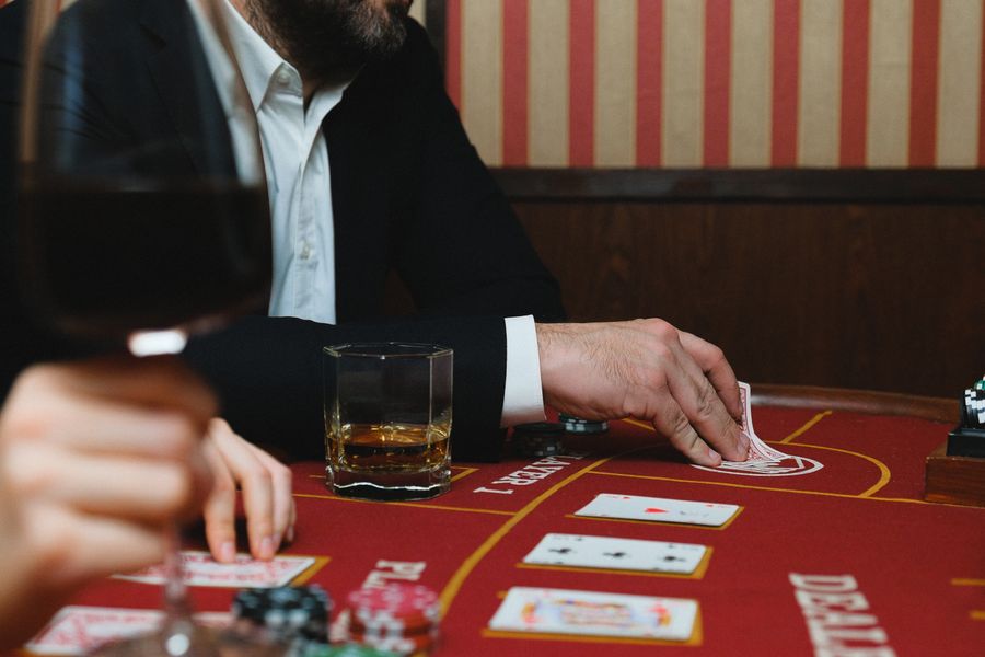 Krupiérka s kartami - baccarat live